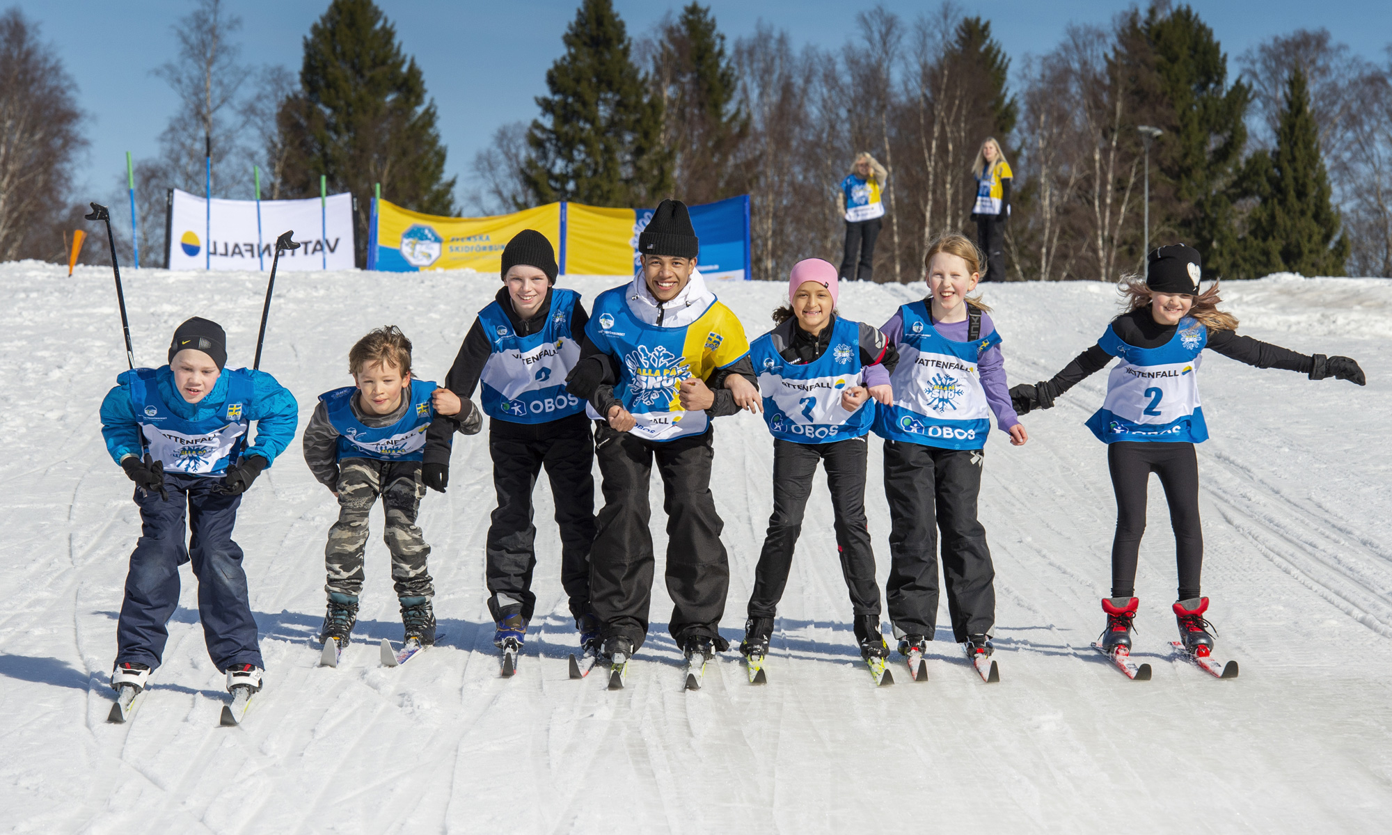 Barn som åker längdskidor